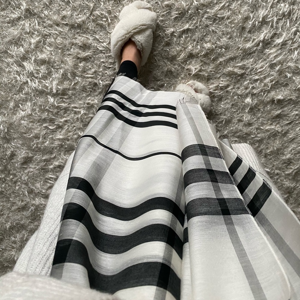 black & white derailed scarf - Picture 8 of 8